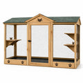 Jaula de madera para gatos de exterior con techo verde y plataformas