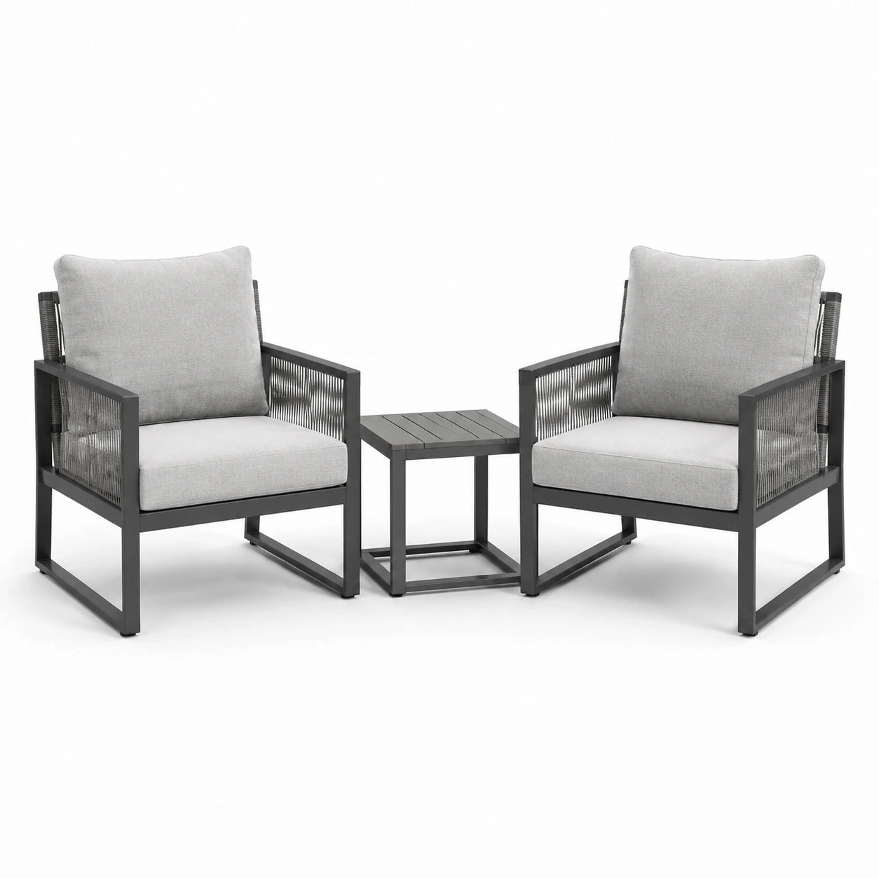 Conjunto de sillas de jardín de metal con cojines de tela gris y mesa auxiliar